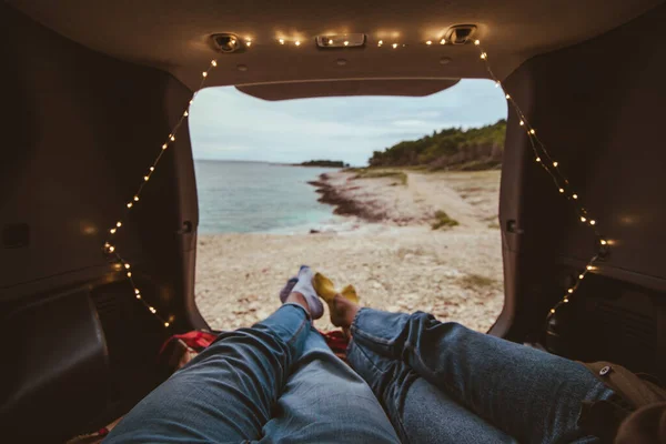 Pareja tendida en el maletero del coche disfrutando de la vista — Foto de Stock