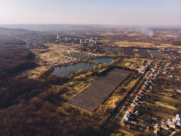 Вид з повітря на ліс і село — стокове фото