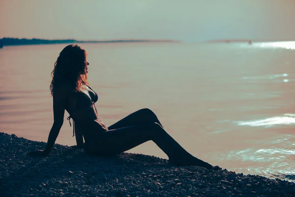 Σέξι Όμορφη Γυναίκα Μαγιό Στην Παραλία Της Θάλασσας Στο Ηλιοβασίλεμα — Φωτογραφία Αρχείου
