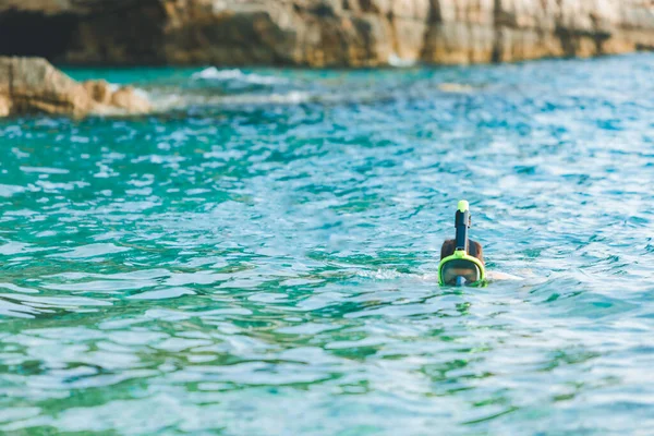 Man Simmar Med Snorkling Mask Blå Azurblå Havet Vatten Kopiera — Stockfoto