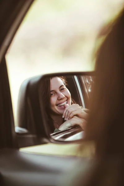Размышления Потрясающей Улыбающейся Женщине Заднем Зеркале Автомобиля Аренда Машин — стоковое фото