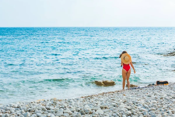 Giovane Bella Donna Cappello Paglia Mare Spiaggia Vacanza Estiva Costume — Foto Stock