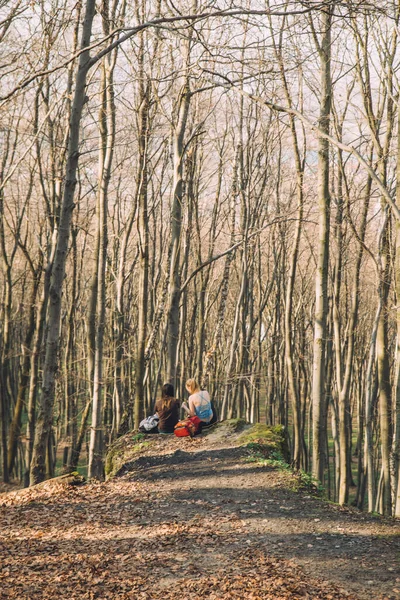 Două Femei Prietene Care Stau Pământ Stâncă Pădure Conceptul Drumeții — Fotografie, imagine de stoc