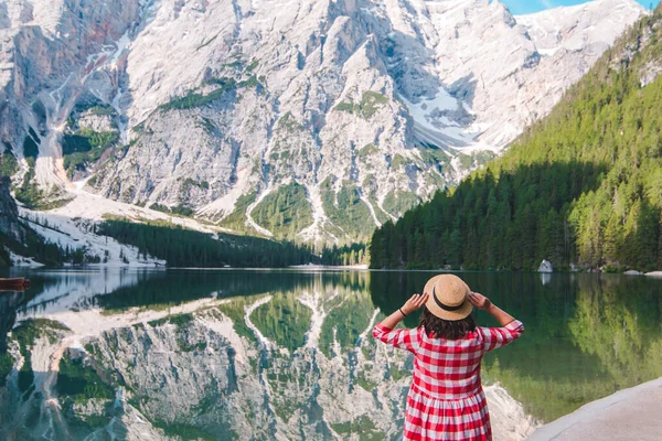 Mujer Vestido Rojo Cuadros Con Sombrero Paja Mirando Lago Montaña — Foto de Stock