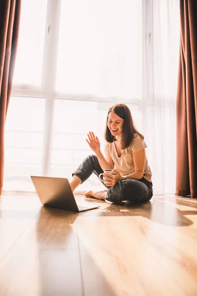 Mulher Sentada Chão Trabalhando Laptop Perto Uma Grande Janela Isolamento — Fotografia de Stock