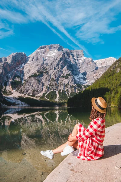 Žena Červených Kostkovaných Šatech Slamákem Při Pohledu Horské Jezero Letní — Stock fotografie