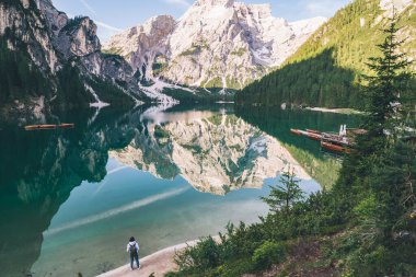 Büyük dünya, küçük insanlar dağ gölünün sahilinde duran kadın kavramı. kopyalama alanı. yaz seyahati kavramı