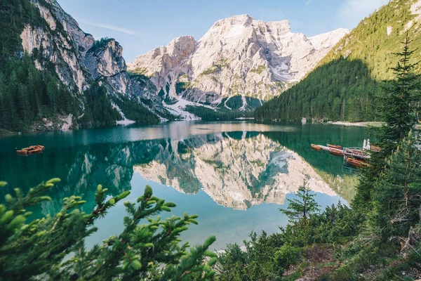 Krajina Pohled Alpské Jezero Letní Čas Odraz Vodní Hladině — Stock fotografie