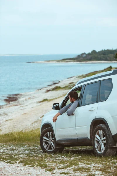 Ein Lächelnder Mann Ragt Aus Dem Autofenster Sommermeer Hintergrund Kopierraum — Stockfoto