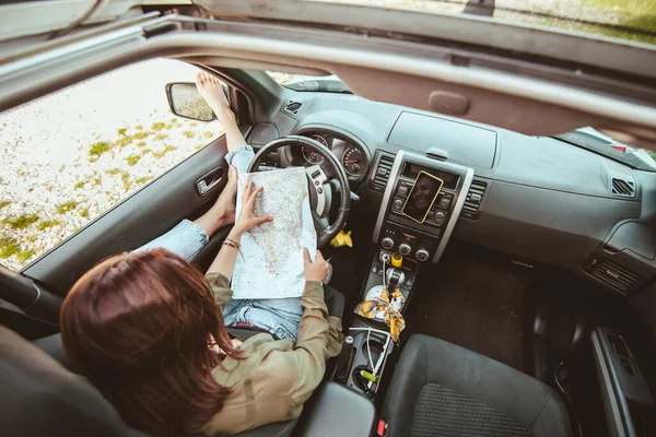 Frau Die Auto Sitzt Und Hintergrund Die Karte Des Seestrandes — Stockfoto