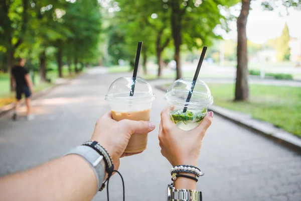 Par Manos Sosteniendo Taza Con Bebida Refrescante Caminando Por Parque — Foto de Stock