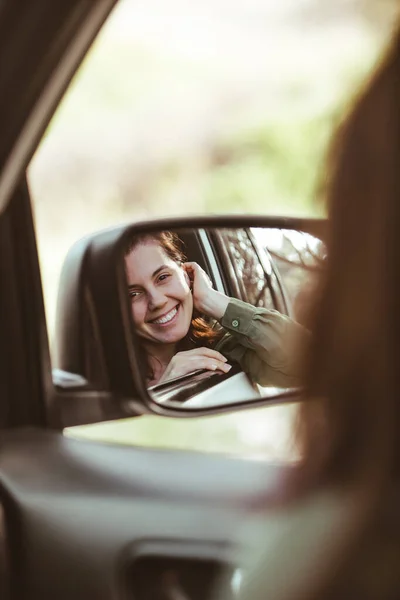 Riflessione Sulla Splendida Donna Sorridente Nello Specchio Posteriore Dell Auto — Foto Stock