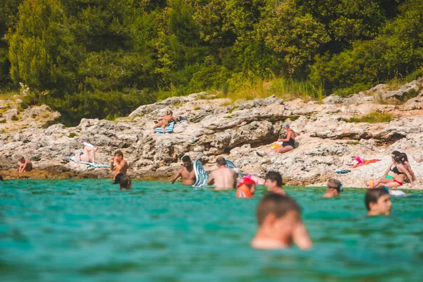 Pula Croatie Juin 2019 Les Gens Nagent Eau Claire Bleue — Photo