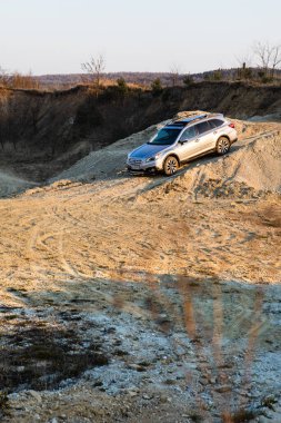 Lviv, Ukrayna - 7 Nisan 2020: Subaru taşra arazi aracı Dusty Hill 'den aşağı iniyor. off road kavramı