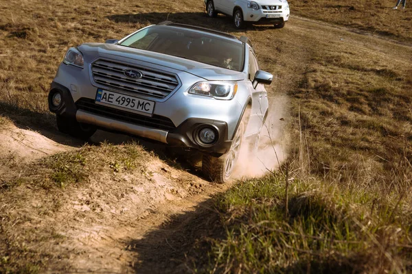 Lviv Ukraina Huhtikuuta 2020 Subaru Outback Suv Auto Yrittää Nousta — kuvapankkivalokuva