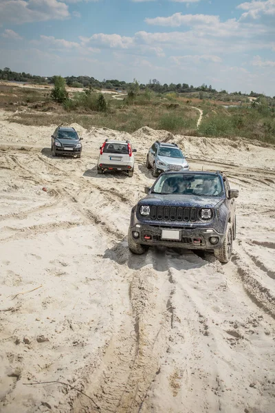 Suv Bilar Övervinna Sandbarriären Terränggående Koncept Kopieringsutrymme — Stockfoto