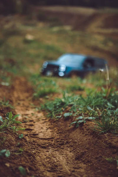 Suv Carro Conceito Viagem Por Estrada Suja Espaço Cópia — Fotografia de Stock