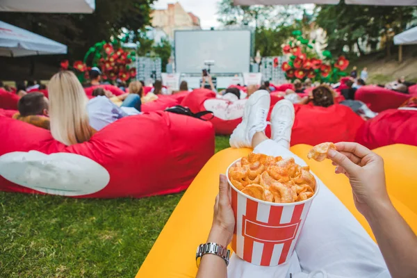 Open Air Kino Gibt Einen Imbiss Sommerzeit Freizeitgestaltung — Stockfoto