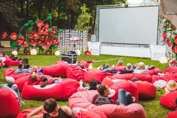 Şehir parkındaki insanlar açık hava sinemasında film izliyorlar. romantik randevu