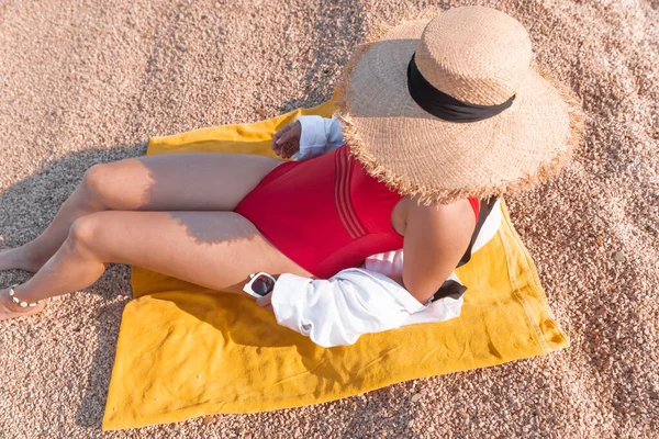 Junge Sexy Frau Roten Badeanzug Sonnt Sich Meeresstrand Sommerferien — Stockfoto