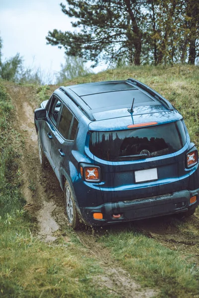 Suv Carro Conceito Viagem Por Estrada Suja Espaço Cópia — Fotografia de Stock