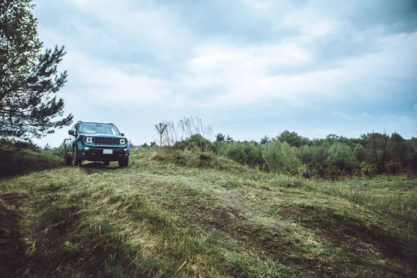 Suv Carro Conceito Viagem Por Estrada Suja Espaço Cópia — Fotografia de Stock