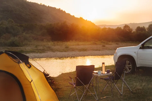 Camping Vid Stranden Fjällälven Suv Bil Gult Tält Lägerbord Och — Stockfoto