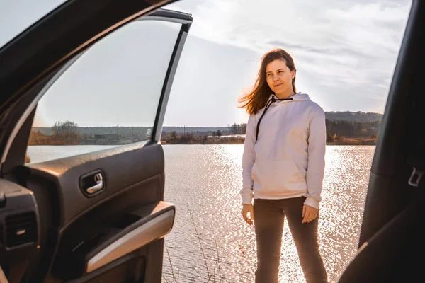 Ung Vacker Kvinna Står Nära Bilen Vid Floden Stranden Solnedgång — Stockfoto
