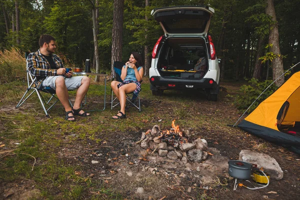 Par Sitter Bärbara Stolar Och Dricker Och Pratar Camping Sommaraktiviteter — Stockfoto