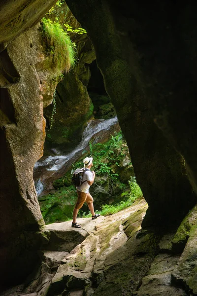 Νεαρός Ενήλικας Δυνατός Άντρας Σακίδιο Στην Είσοδο Της Σπηλιάς Θέα — Φωτογραφία Αρχείου