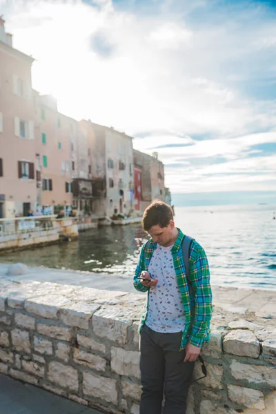 Egy Férfi Ellenőrzi Telefonját Navigációt Keres Híres Turistavárosban Rovinj Horvátország — Stock Fotó