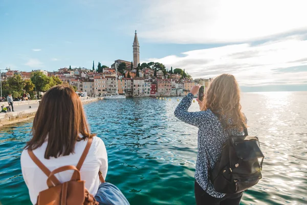 Eine Reisende Betrachtet Die Stadt Rovinj Vom Hafen Aus Und — Stockfoto
