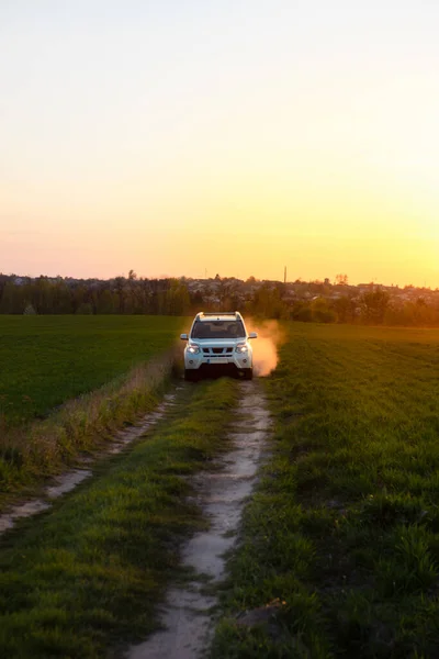 Білий Автомобіль Польовій Дорозі Заході Сонця Копіювання Простору — стокове фото