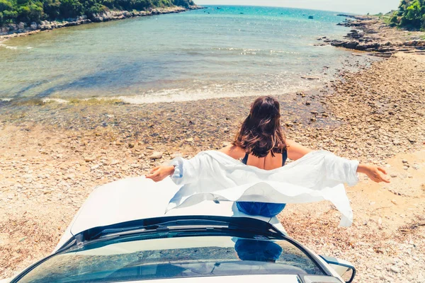 Frau Liegt Auf Motorhaube Mit Blick Auf Meer Sommerstrand Urlaub — Stockfoto