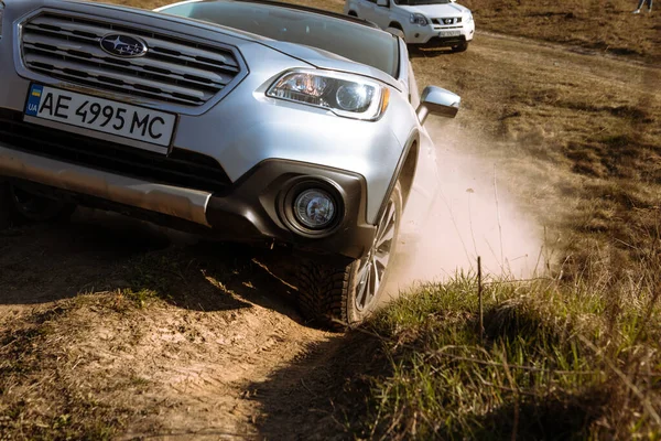 Lviv Ukraina Huhtikuuta 2020 Subaru Outback Suv Auto Yrittää Nousta — kuvapankkivalokuva