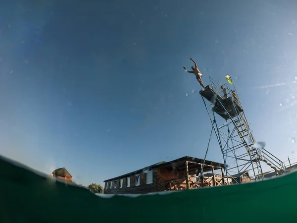 Homem Pulando Torre Para Lago Espaço Cópia Água Hora Verão — Fotografia de Stock