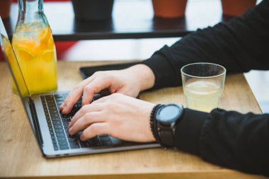 Erkekler ellerini dizüstü bilgisayarda serbest internet sörfü kavramına koydular