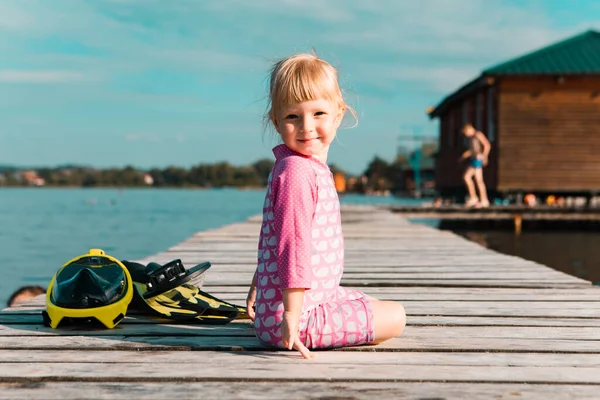 Kleines Mädchen Holzsteg Sommersee Urlaubskonzept — Stockfoto