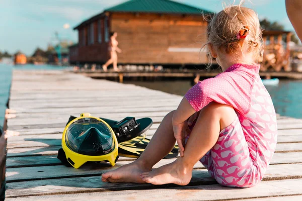 Kleines Mädchen Holzsteg Sommersee Urlaubskonzept — Stockfoto