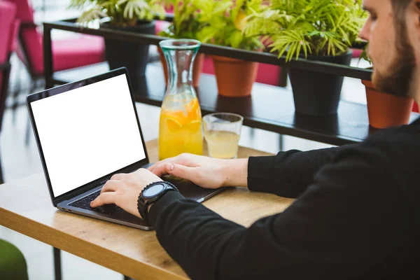 Homme Travaillant Sur Ordinateur Portable Dans Café Blanc Écran Copie — Photo