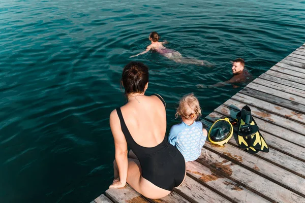 Vänner Som Simmar Sjön Sommar Solig Dag Njutning Kopieringsutrymme — Stockfoto