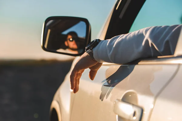 Mann Streckt Hand Aus Autoscheibe Entspanntes Genießen Bei Sonnenuntergang Weicher — Stockfoto