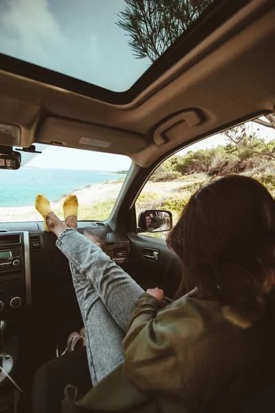 Γυναίκα Που Κάθεται Στο Αυτοκίνητο Κοιτάζοντας Θάλασσα Αντανάκλαση Στον Καθρέφτη — Φωτογραφία Αρχείου