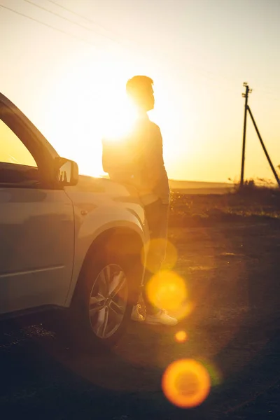 Mann Genießt Freiheit Beim Blick Auf Den Sonnenuntergang Straßenrand Autoreisekonzept — Stockfoto