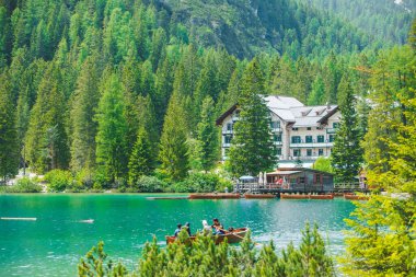 İtalya 'da Braies Gölü' nün ortasındaki tekneler. Yaz tatili. Sudaki dağların yansıması