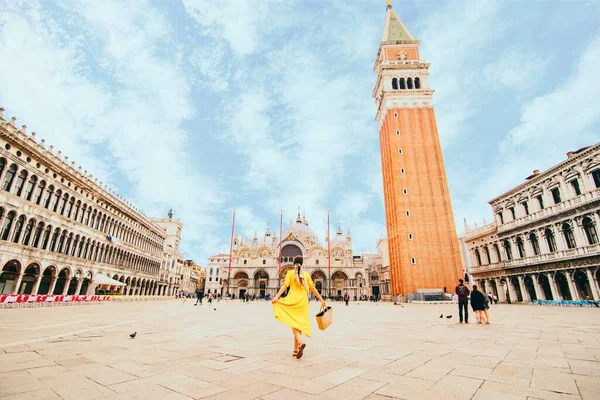 Mulher Elegância Sundress Amarelo Com Saco Palha Andando Por Veneza — Fotografia de Stock