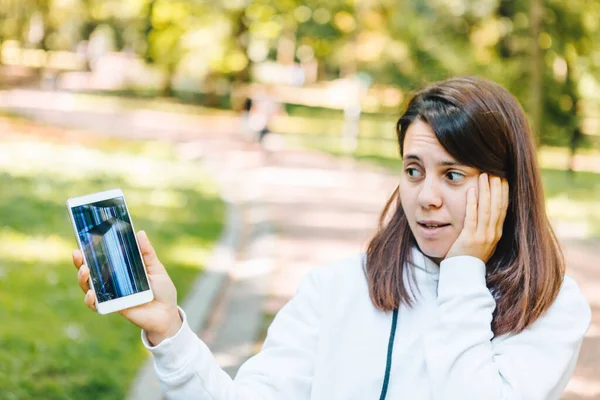 Сумна Жінка Показує Тріснутий Мобільний Екран Після Падіння Послуги Ремонту — стокове фото