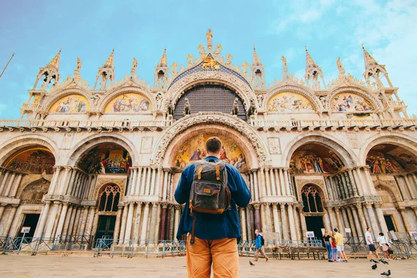 Turista Com Mochila Frente Basílica São Marcos Veneza Itália Conceito — Fotografia de Stock