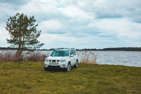 Coche Suv Blanco Playa Del Lago Clima Nublado Espacio Copia — Foto de Stock