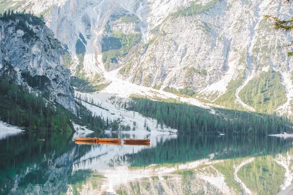 Barcos Meio Lago Braies Itália Férias Verão Reflexo Espelho Montanhas — Fotografia de Stock